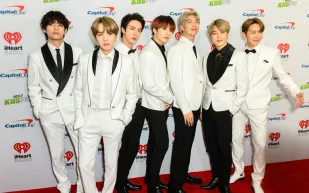 BTS تجتمع من جديد: لقاء الشاطئ يمهد لانطلاقة عالمية في 2026 (فيديو)