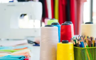 كيف تقاوم وظائف الياقات الزرقاء هيمنة الذكاء الاصطناعي وتجذب الشباب؟