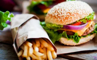 خبراء يوضحون لماذا لا يجب حرمان الأطفال من الوجبات السريعة