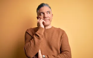 التستوستيرون وتقدّم العمر: متى ينخفض هرمون الرجولة؟ وكيف تتعامل معه؟