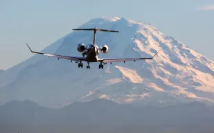 تصادم طائرتين على مدرج في مطار كاليسبيل بمونتانا (فيديو)