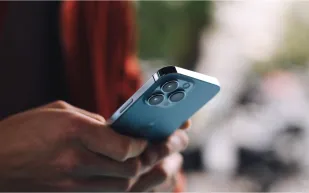 بمناسبة مرور 20 عامًا.. هل تعيد آبل ابتكار الآيفون بتصميم زجاجي منحنٍ بالكامل؟