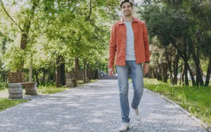 دراسة: تغيير بسيط في زاوية المشي قد يغنيك عن الجراحة سنوات طويلة