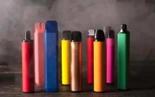 دراسة تحذر: السجائر الإلكترونية بيئة مثالية لفطريات ضارة تهدد رئتيك