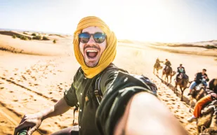 أرقى وجهات السفر الفاخرة في قلب الصحاري: تجربة الهدوء والمغامرة