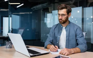 أسرار البداية الذكية: كيف يتجنب رائد الأعمال الجديد القرارات المتهورة؟