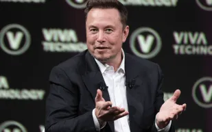 8 سنوات من الصفر.. لماذا لم يتقاضَ إيلون ماسك أجرًا؟ (فيديو)