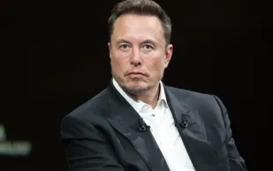 إيلون ماسك يفقد شعبيته: هل أصبح عبئًا على تسلا وصناعة السيارات الكهربائية؟