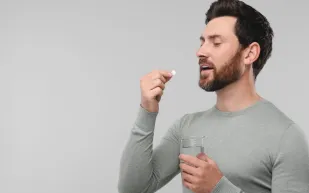 دواء كلوميفين في الميزان: هل يعالج نقص التستوستيرون عند الرجال بطريقة آمنة؟