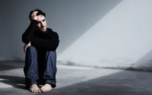 هل تُغيّرنا الصدمات؟ وكيف تؤثر التجارب القاسية على أدمغتنا ووعينا النفسي؟