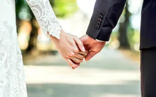 دلالات ومعاني أحلام الزواج: لماذا يرى الرجل المتزوج نفسه يتزوج مجددًا في المنام؟