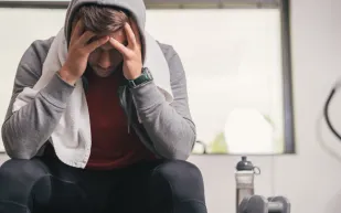 هل تسرق قلة النوم مكاسبك من التمرين؟ خبير يجيب