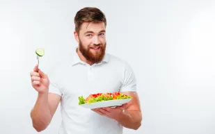 خطة حمية رجالية: أطعمة تضبط هرموناتك وتعزّز أداءك الجنسي