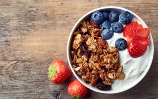 دراسة تكشف أطعمة تضعف الذاكرة والتركيز.. تعرّف عليها