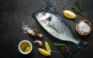 دراسة تكشف: النساء يتفوقن في الطعام والرجال في النشاط البدني