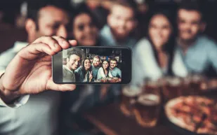 من القمم إلى الشواطئ.. أي بلد يقود قائمة السيلفي المميت؟