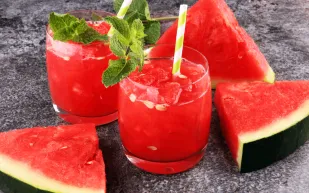 هل الإفراط في تناول البطيخ آمن؟ خبراء يوضّحون الحقائق الطبية