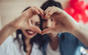 لعلاقة مليئة بالحب.. كيف تلبي الاحتياجات العاطفية لزوجتك؟