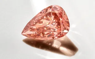 ألماسة "وردة الصحراء" تتألق في مزاد أبوظبي بـ7 ملايين دولار (صور)