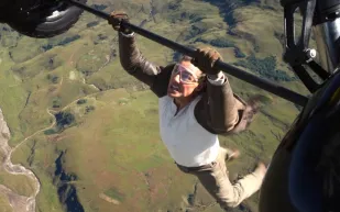 توم كروز يكشف معاناته في مشهد الطائرة بـ Mission Impossible