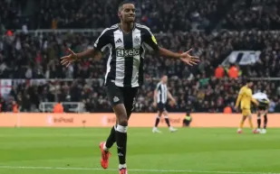 بعد رفضه للهلال.. ليفربول يحسم صفقة ألكسندر إيزاك الضخمة (تفاصيل) 