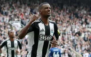 ألكسندر إيزاك يثير الجدل حول مستقبله: بيان حاسم يكشف عن توتر العلاقة مع نيوكاسل