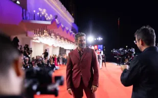 ثماني دقائق من التصفيق لأوسكار إسحاق في مهرجان فينيسيا السينمائي 