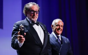 جوليان شنابل يقدّم فيلمه الطموح In the Hand of Dante في فينيسيا