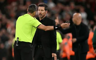 طرد سيميوني أمام ليفربول يشعل الجدل في دوري الأبطال