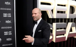 في أسبوع الموضة بلندن: ساعة فاخرة تكشف بصمة جيسون ستاثام الخاصة 