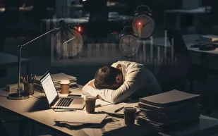 كيف تؤثر قلة الدعم الاجتماعي على نوم الموظفين وإنتاجيتهم؟ دراسة تجيب