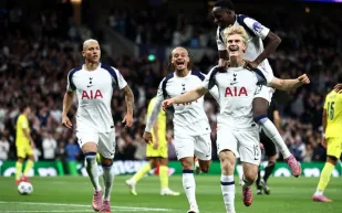 لماذا يرتدي نجوم توتنهام أرقامًا ثلاثية على قمصانهم؟