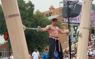 رجل الحديد في الهند يدهش العالم برفع أعمدة هرقل الأسطورية أمام الجماهير