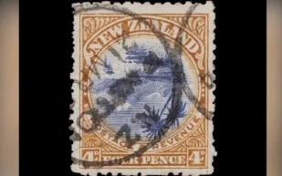 طابع بحيرة تاوبو المقلوب يسجّل 260 ألف دولار في مزاد عالمي