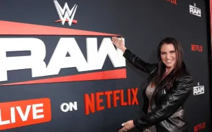 أندرتيكر يفاجئ الجمهور: ستيفاني مكماهون ستنضم إلى قاعة مشاهير WWE 2026 (فيديو)