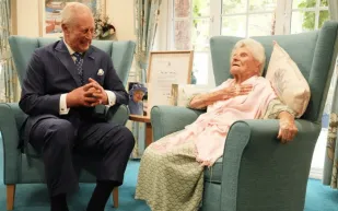 الملك تشارلز يزور أكبر معمرة في العالم ويسترجع ذكريات عن شبابه (فيديو)