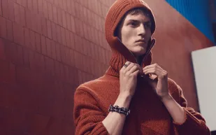 كنزات الخريف: دفء الصباح وسحر المساء في لمسة واحدة