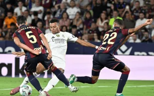 السبت الكروي المشتعل.. موعد مباريات الدوريات الأوروبية والعربية اليوم