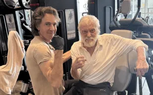 ديك فان دايك يستعرض عضلاته في عمر 99 داخل صالة جيم