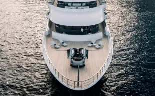 فالهالا من أستون مارتن تُعرض على يخت قيمته 200 مليون دولار