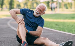 تقارير طبية تكشف 6 خطوات بفعالية لتخفيف آلام الركبة (تعرف عليها)