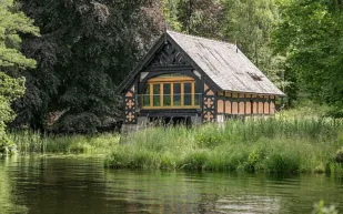 منزل عائم نادر للبيع بإطلالة بانورامية على بحيرة ويندرمير.. تعرف على المميزات والسعر