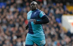 بعد اعتزال كرة القدم.. أكينفينوا يفتح الباب أمام تجربة الملاكمة