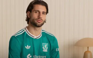  ليفربول يكشف عن الطقم الثالث الجديد من أديداس لموسم 2025 /2026