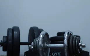 دراسة تكشف كيف تساعد التمارين على النوم العميق