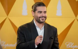 "مني أنا" ألبوم ناصيف زيتون الجديد: تنوع موسيقي وخصوصية فنية ( فيديو)