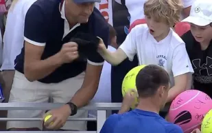 اعتذار مثير بعد واقعة سرقة قبعة طفل في أمريكا المفتوحة (فيديو) 