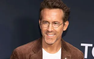 ريان رينولدز يتعرض لانتقادات بسبب تصرفه "الوقح" مع طفل على السجادة الحمراء (فيديو)