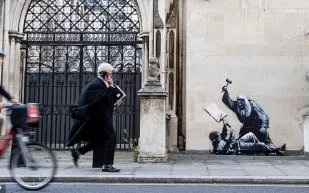 "بانكسي" يعود للواجهة: جدارية تثير جدل الحريات في مهد العدالة البريطانية