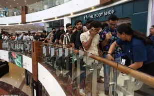 iPhone 17 يصل إلى الأسواق.. حشود جماهيرية في أول يوم إطلاق